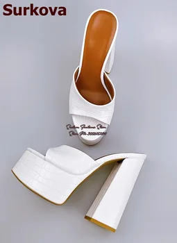 Surkova, белые сандалии из крокодиловой матовой кожи на массивном каблуке, современные тапочки на высокой платформе с открытым носком, туфли на неправильном квадратном каблуке.