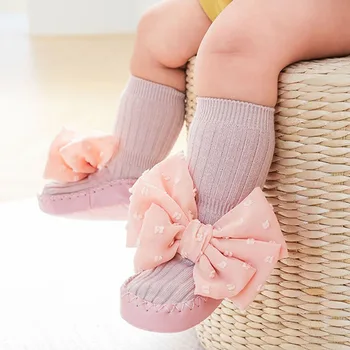 Обувь для новорожденных девочек с милым бантом, нескользящие тапочки на мягкой подошве, обувь для ходьбы для малышей